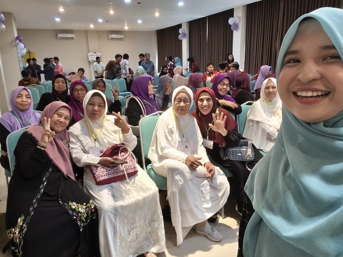 Potrait kebahagiaan lansia bersama anak muda almarhamah