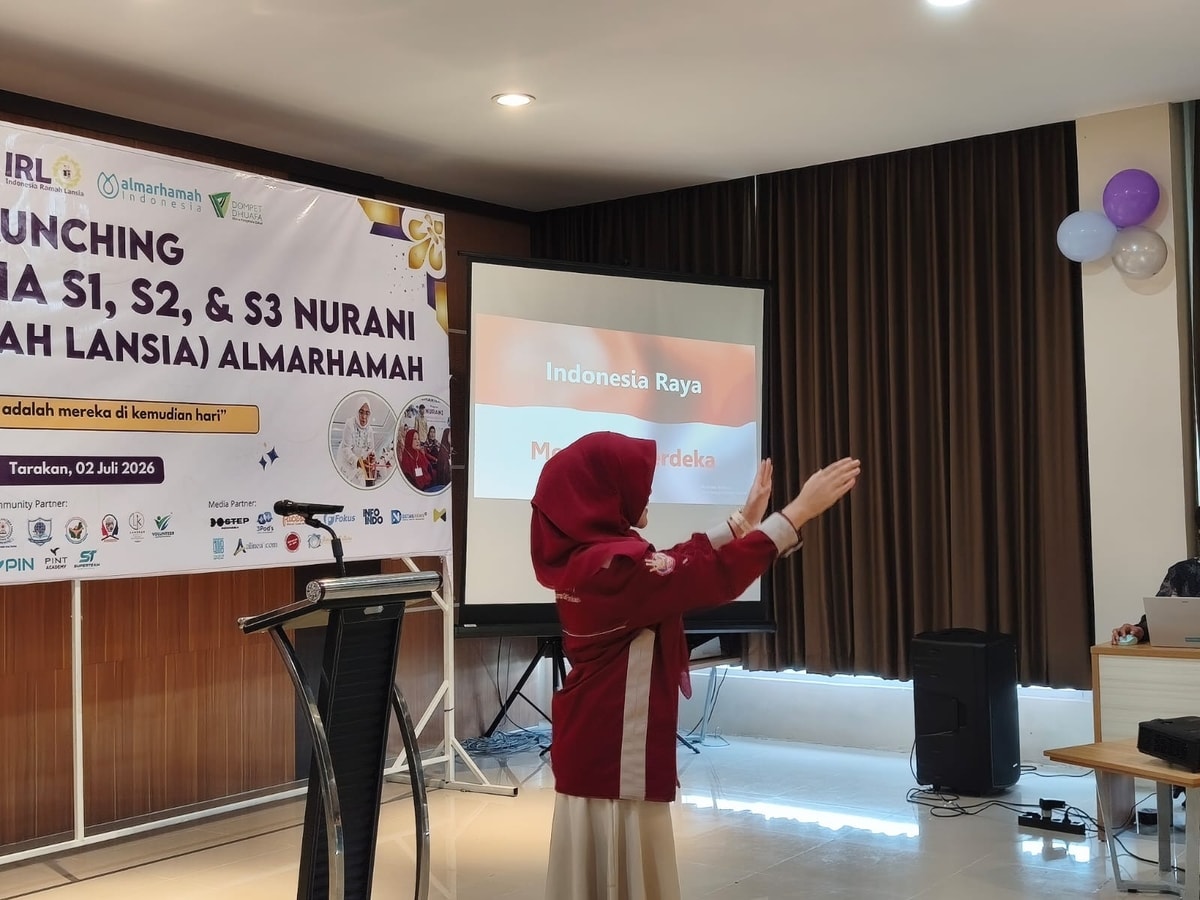 Perwakilan forgenta menjadi dirigen dan pendamping lansia peserta sekolah lansia