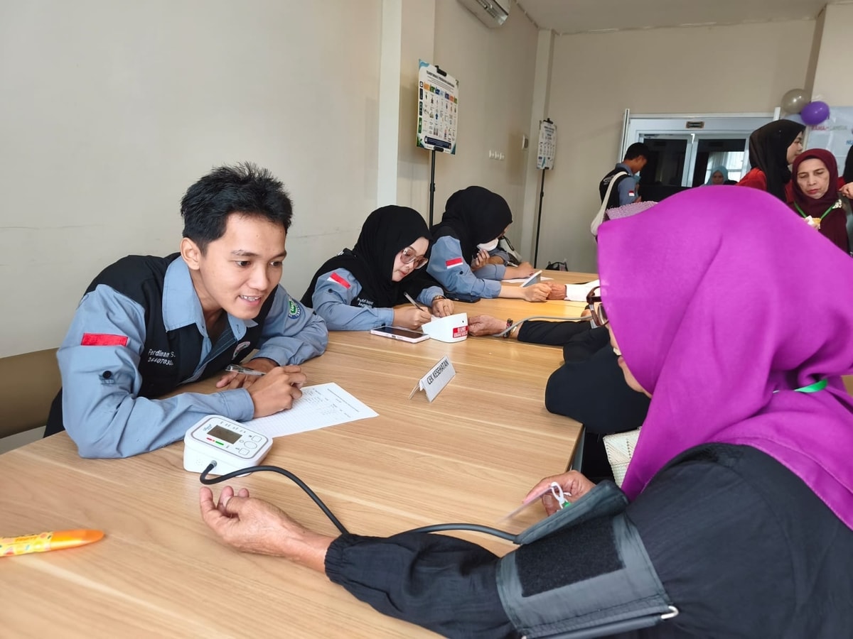 salah satu mahasiswa BEM FIKES memeriksa kesehatan peserta sekolah lansia NURANI