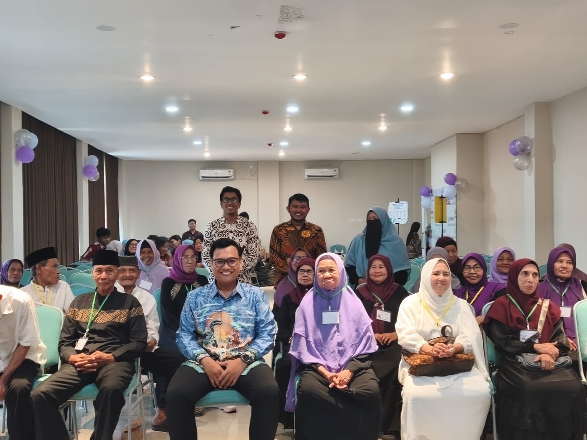 Kelas Perdana Dimulai! Lansia Antusias Belajar Akupresur di Sekolah Lansia