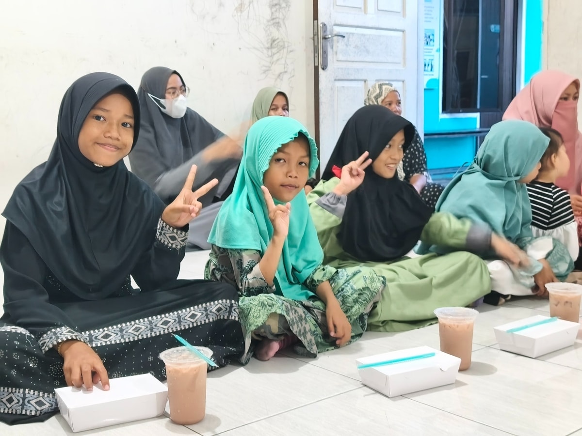 Senyum para sanri setelah mendapat nasi berkah