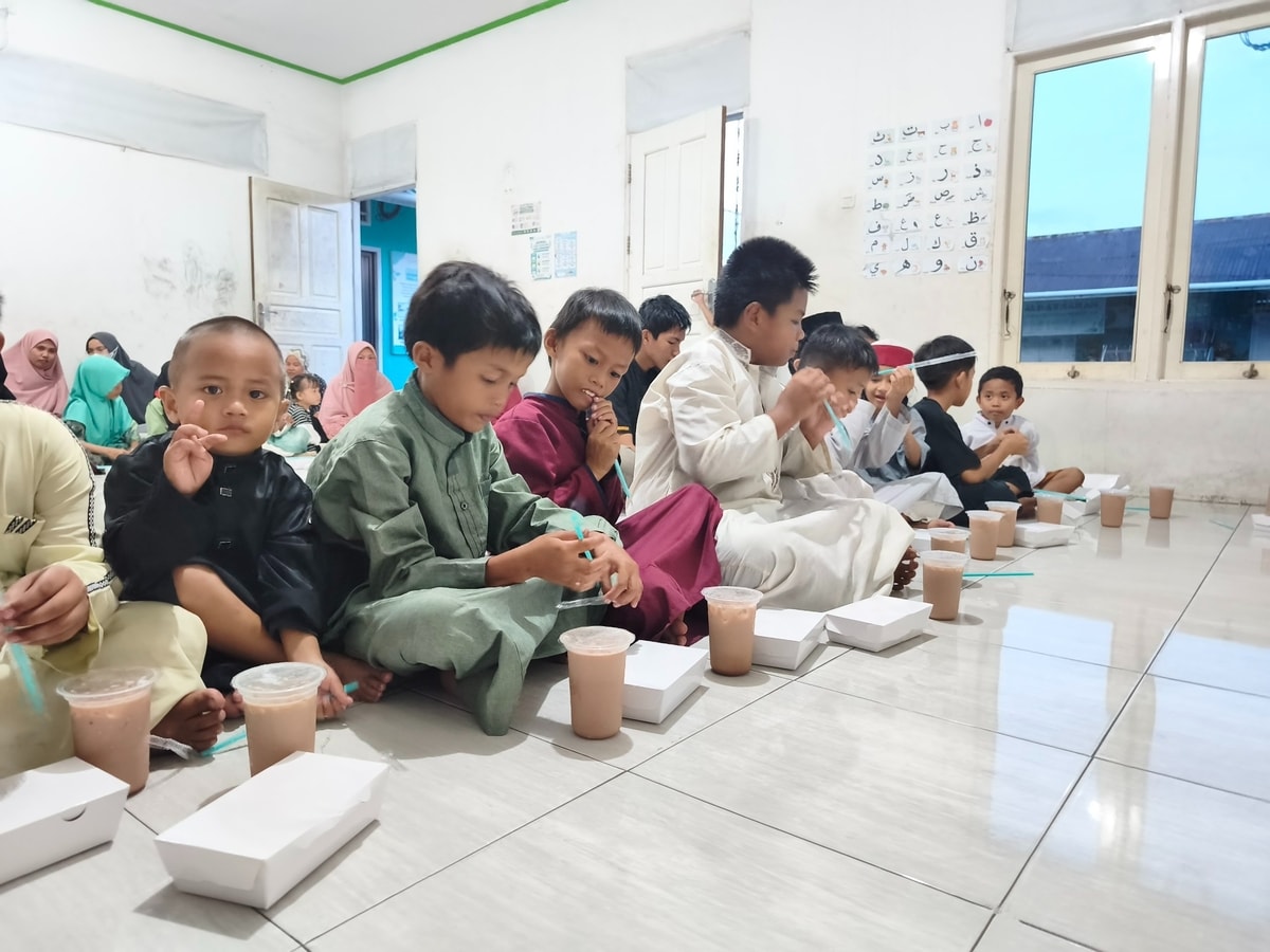 Para sanri bersiap menyantap hidangan berbuka