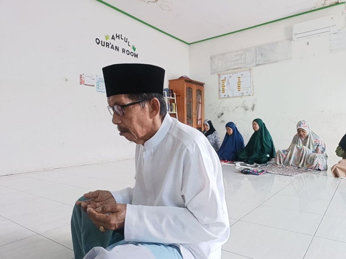 Lansia Binaan Almarhamhj berdoa dengan khusyuk
