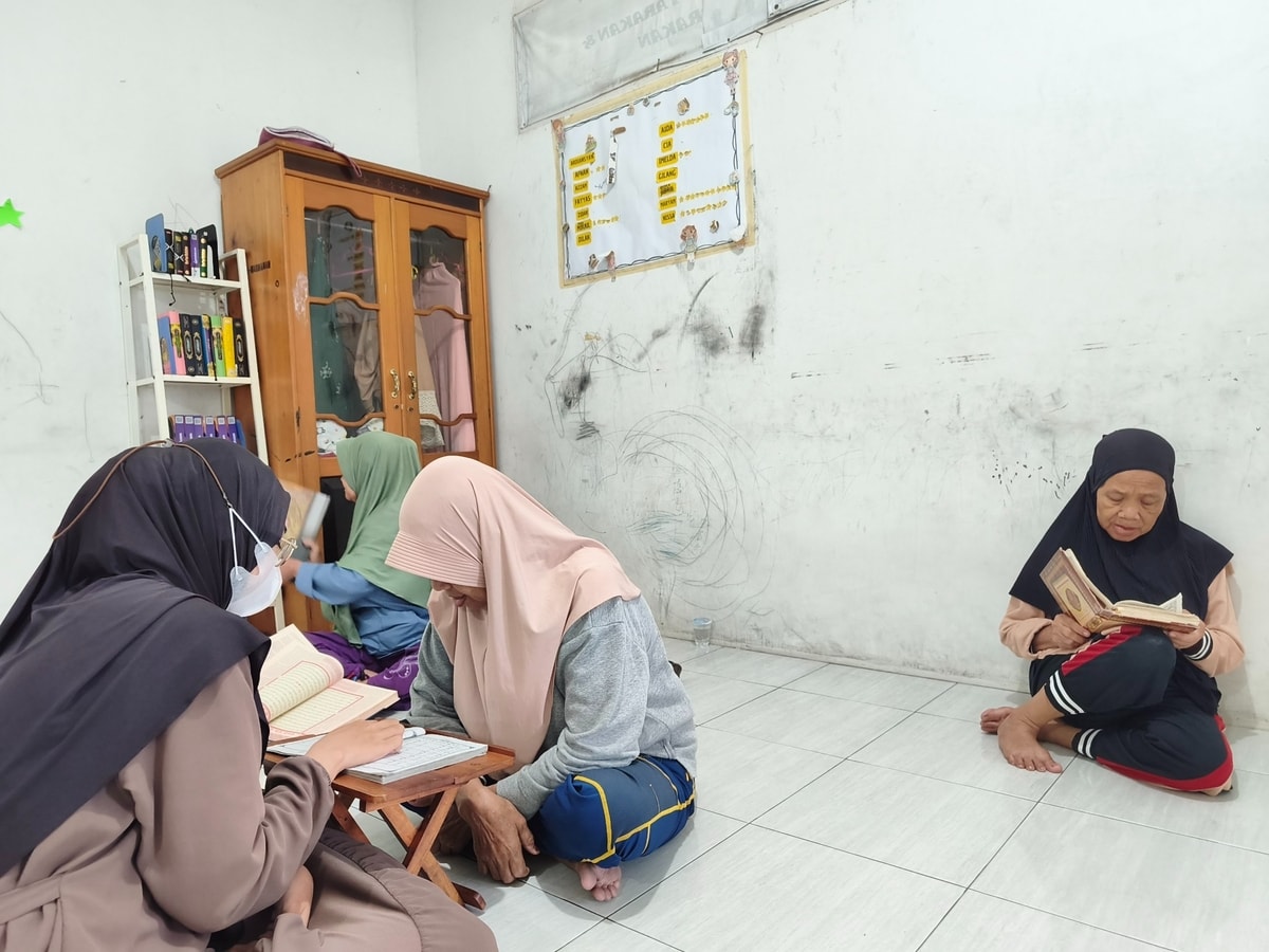 Lanisa mempersiapkan bacaan nya sambil menggu gilirannya