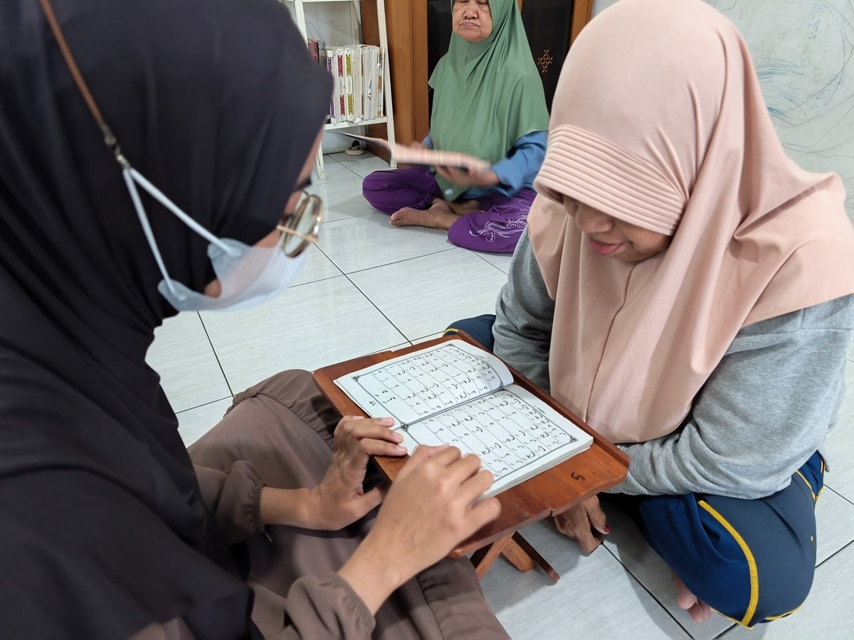 Tak Ada Kata Terlambat! Lansia Semangat Belajar Al-Qur'an
