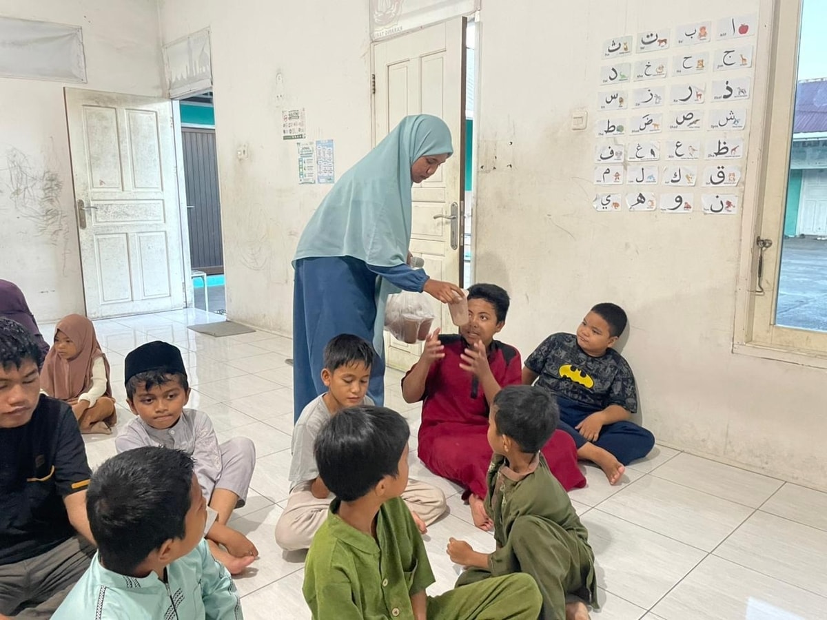 Pengurus Almarhamah membagikan hidangan berbuka satu oersatu kepada para santri