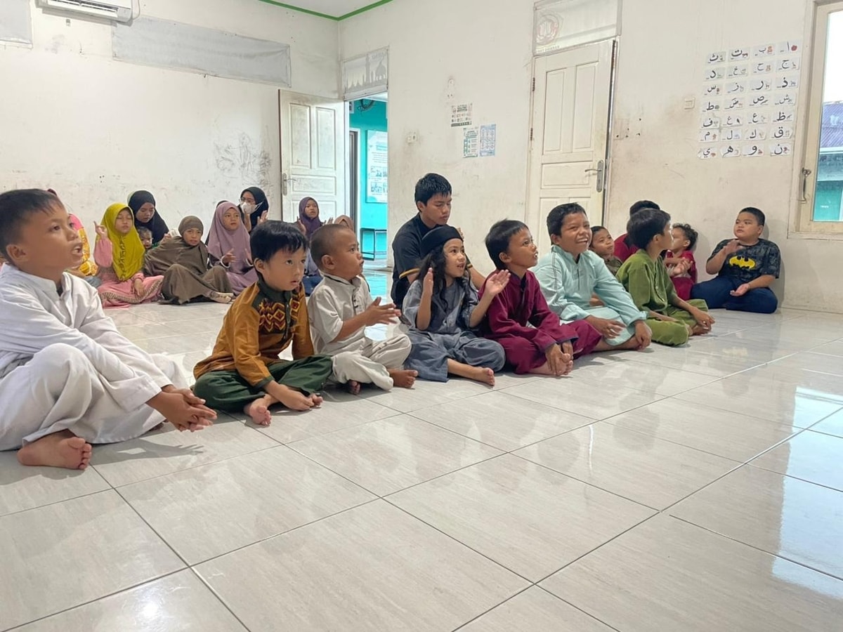 Antusiasme para santri memurojaah hafalannya sambil mengunggu waktu berbuka