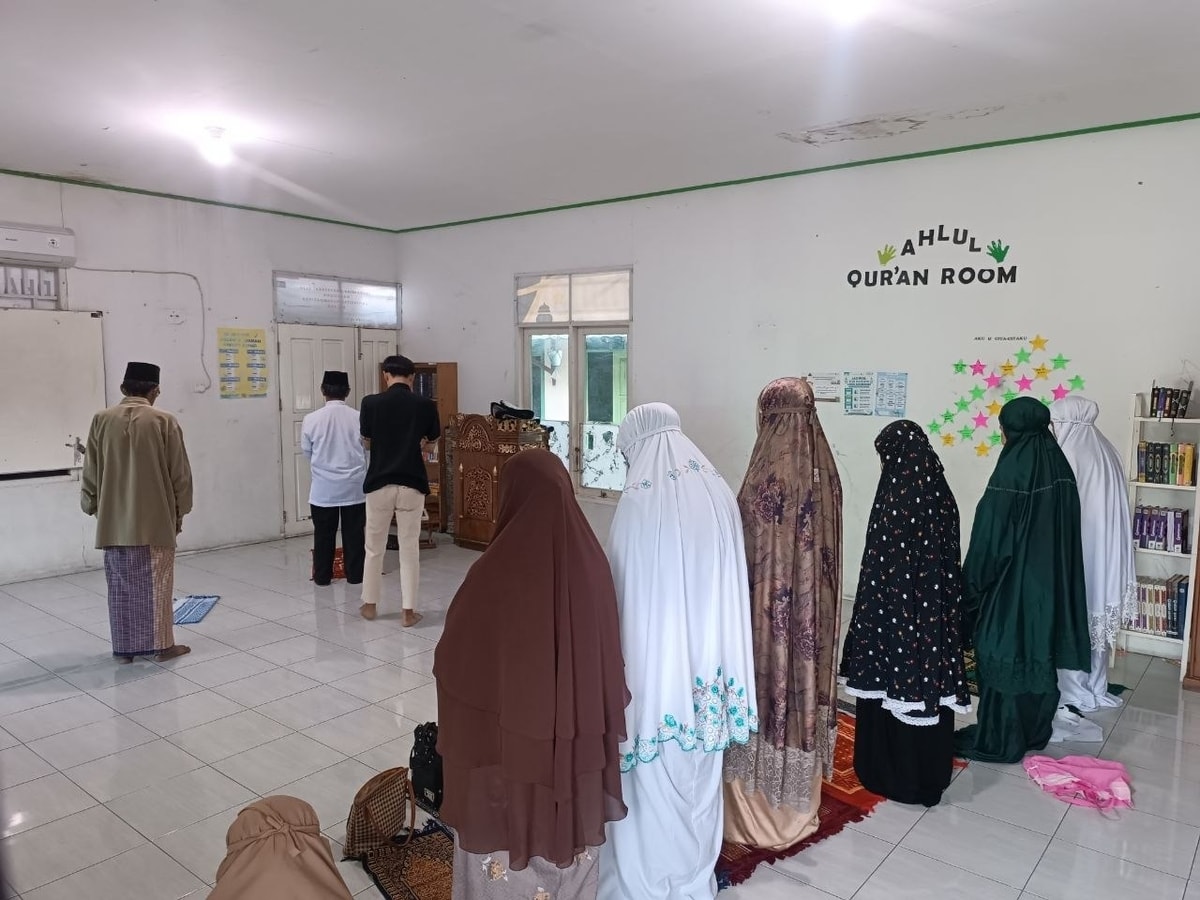 Para lansia khusyuk mengikuti sholat berjamaah