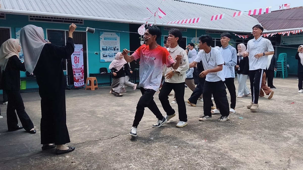 Keseruan lomba untuk panitia