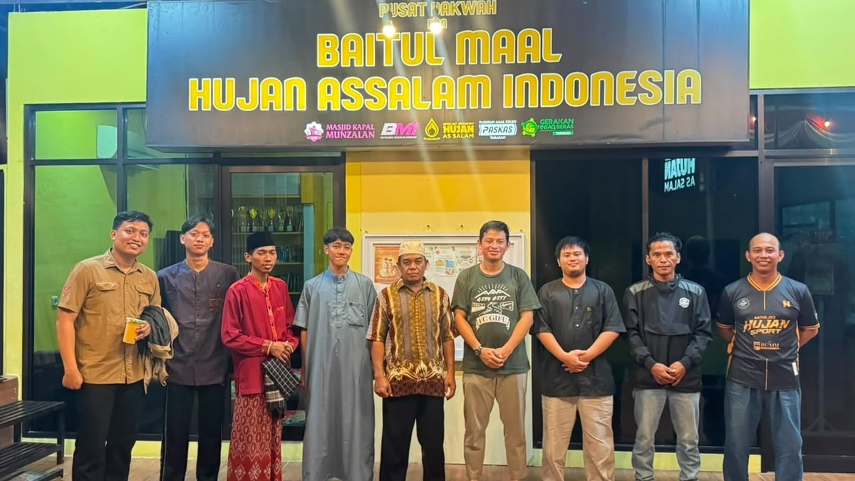 Foto bersama superteam almarhamah bersama pengurus Masjid Hujan Assalam