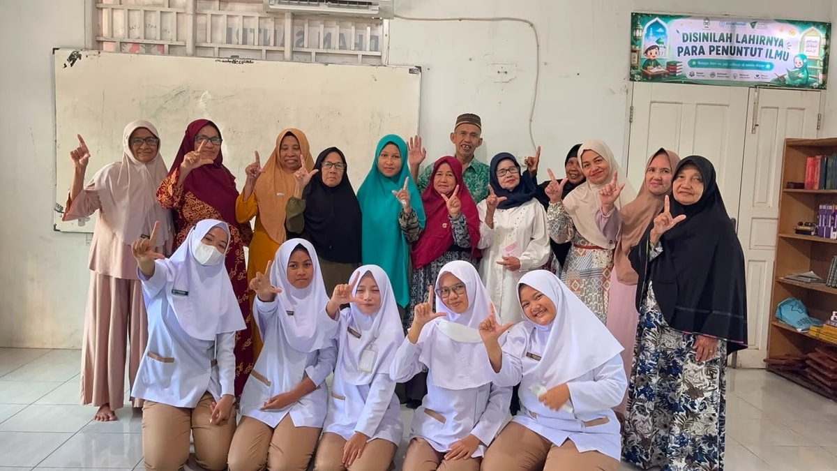 Foto bersama para lansia