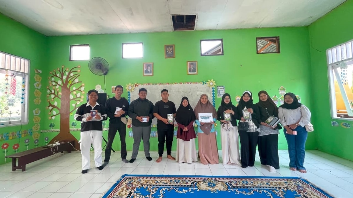 Penyaluran Mushaf dan Iqro di SD IT Desa Salimbatu