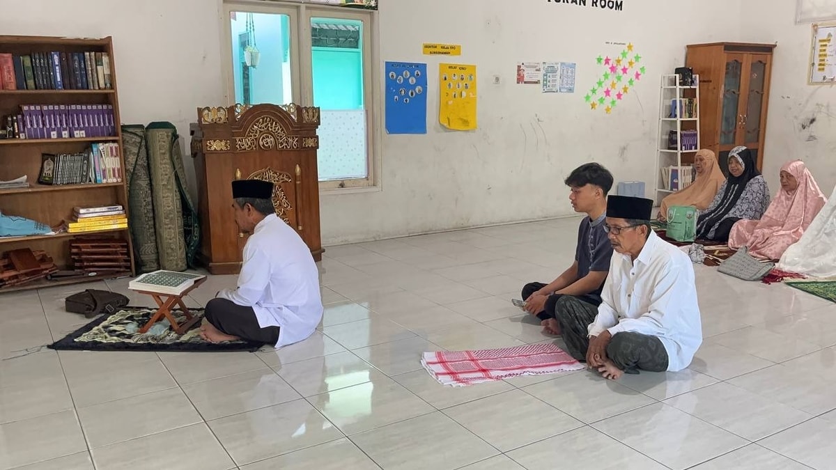 Melantunkan Dzikir dan Doa bersama