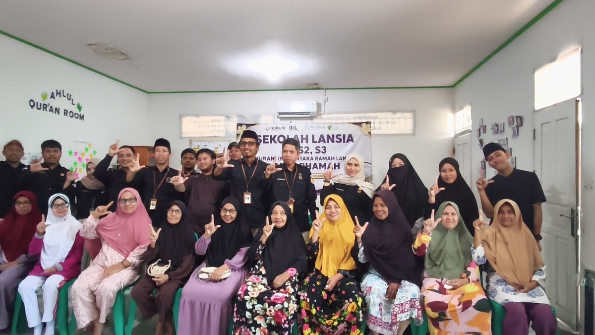 Foto bersama lansia binaan almarhamah