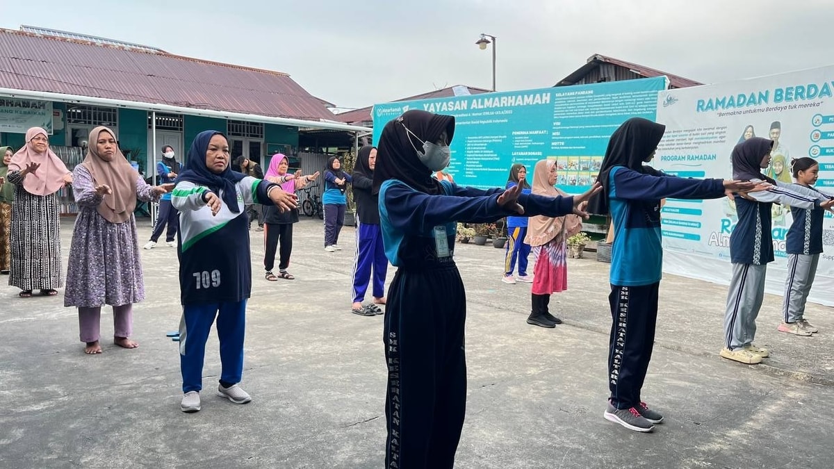 Siswi SMK Kesehatan dan Mahasiswi BEM FIKES UBT bersama memimpin senam