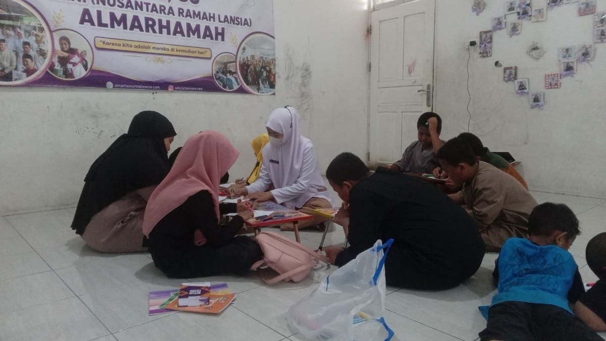 Suasana seru santri tpq mewarnai kaligrafi