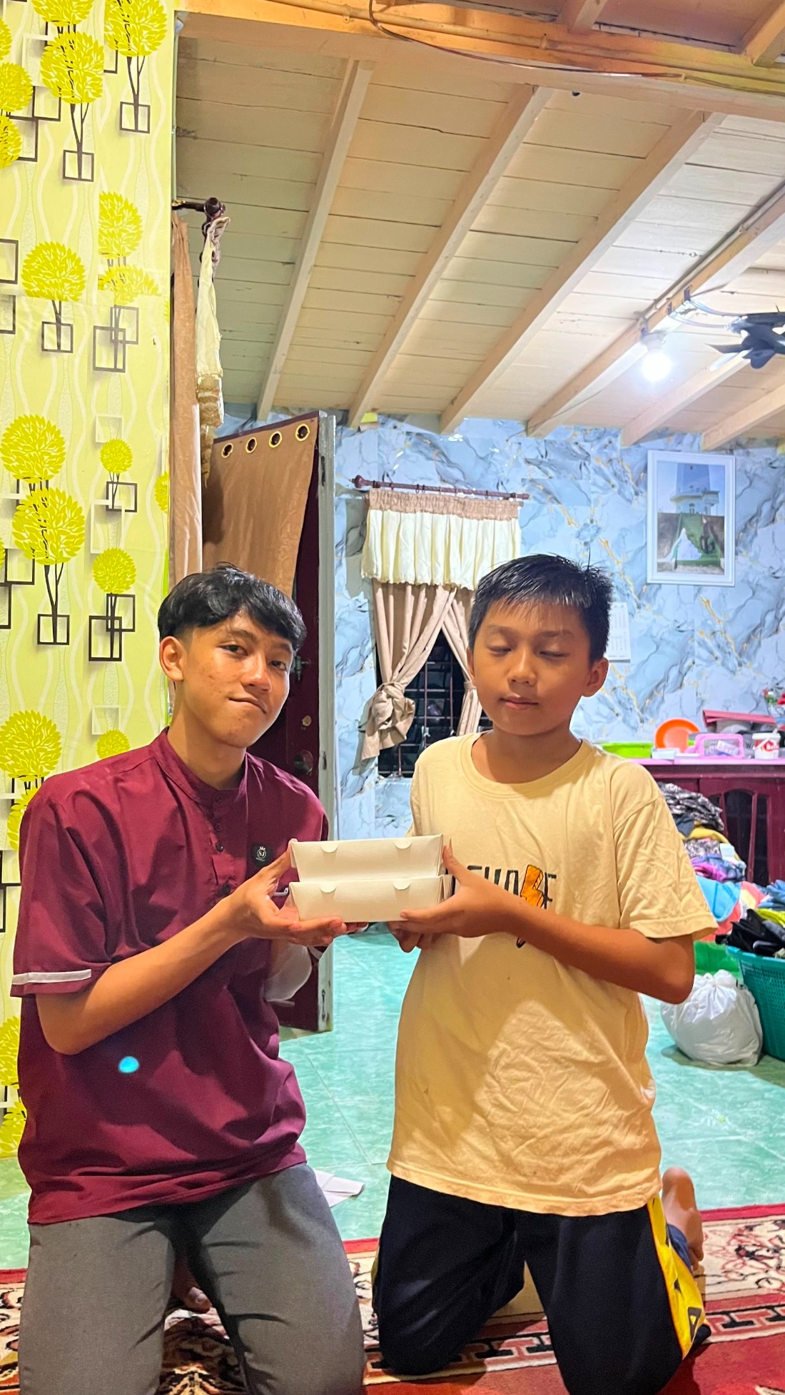 Penyaluran nasi berkah untuk anak yatim binaan almarhamah