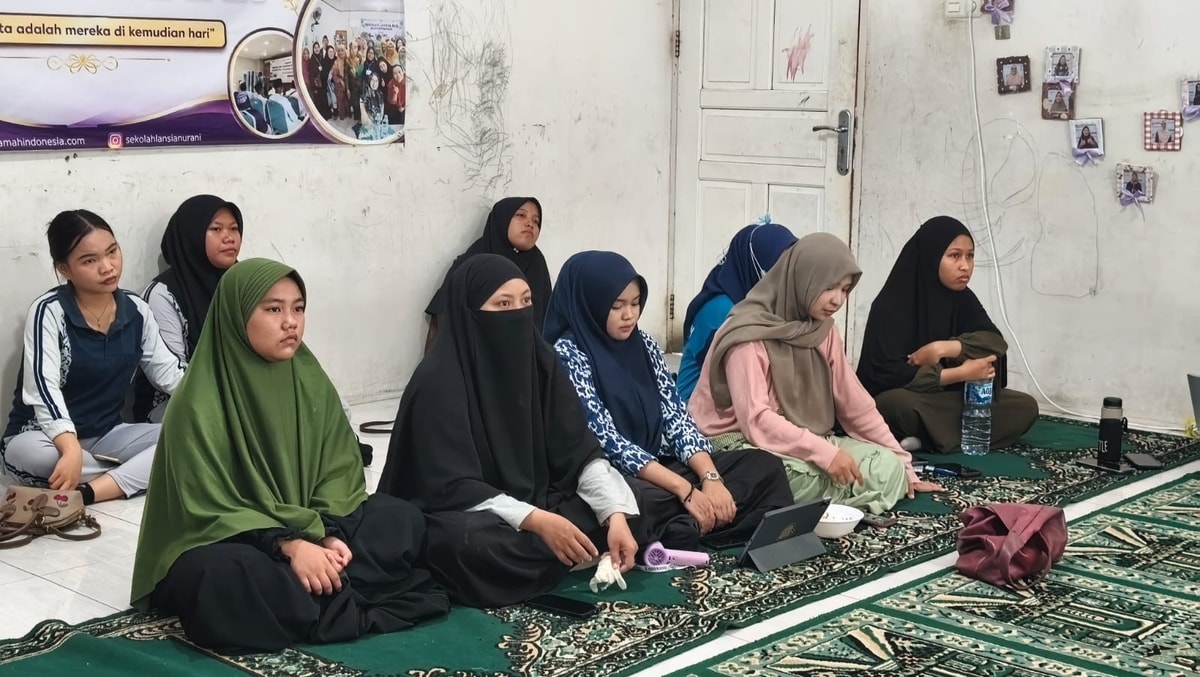 Superteam bersama SIswi PKL Almarhamah fokus mendengarkan materi yang di sampaikan