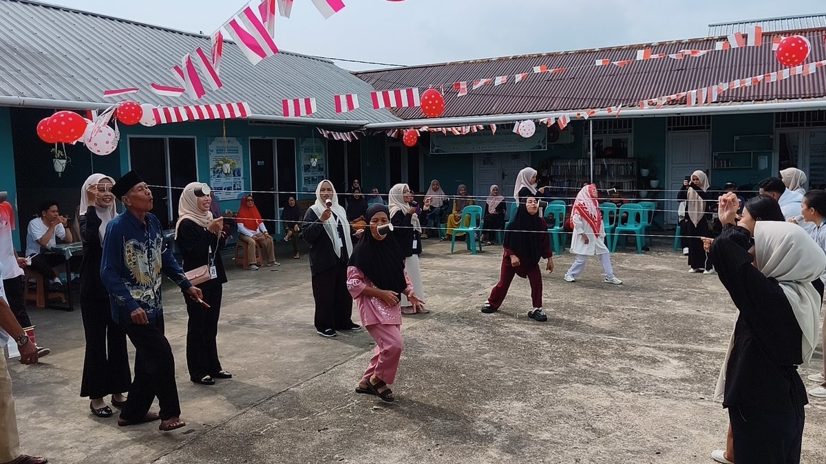 lansia meniup gelas sampai ujung dengan semangat