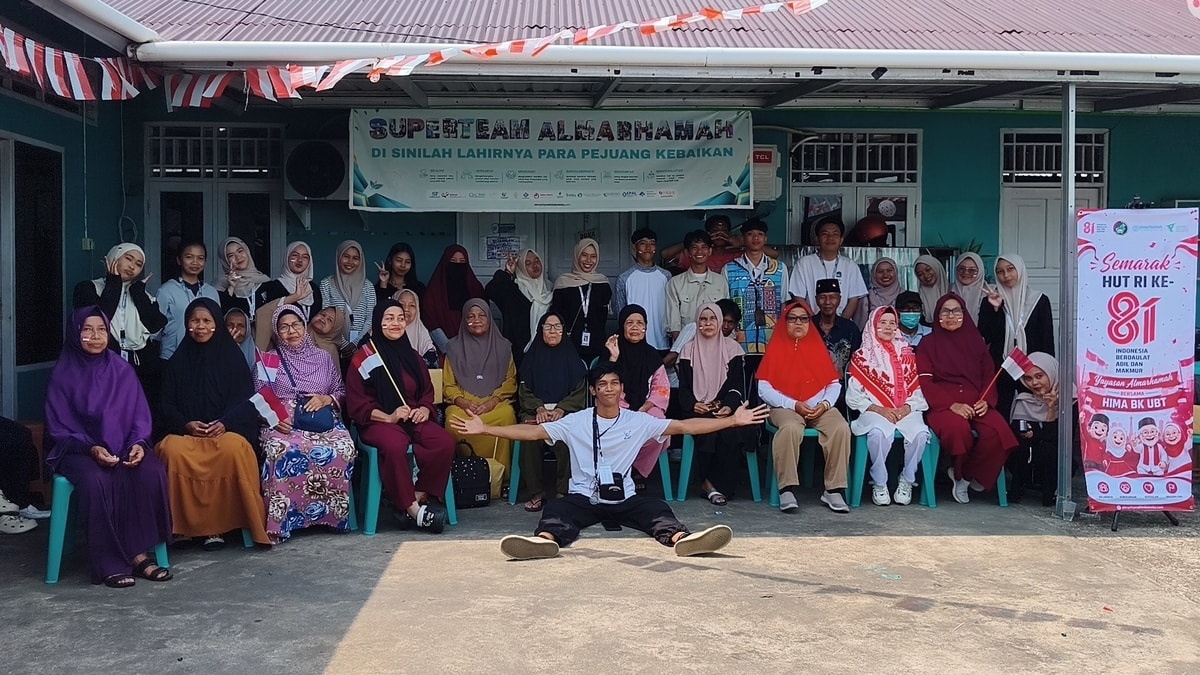 Foto bersama seluruh panitia dan lansia almarhamah