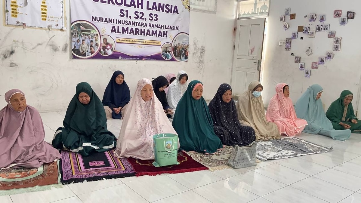 Bersama sama membaca doa dengan khusyuk