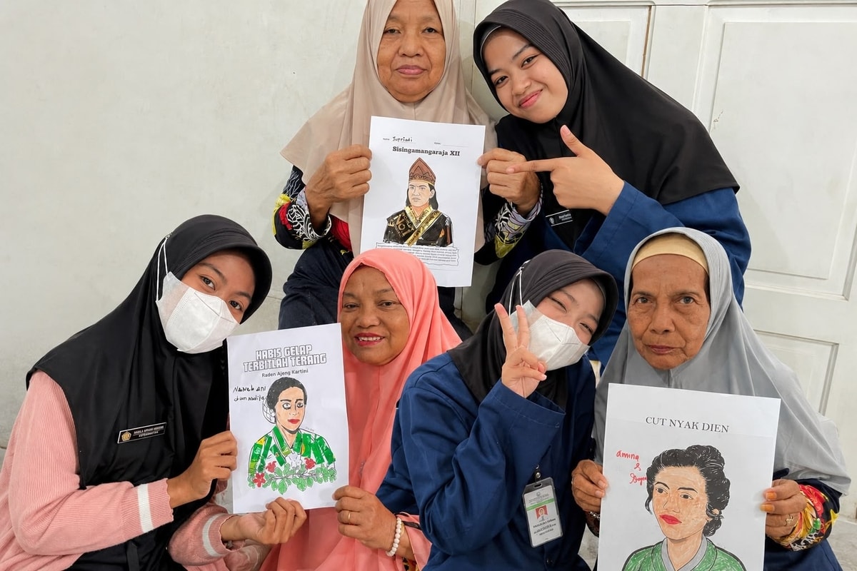 Foto bersama dengan hasil karya