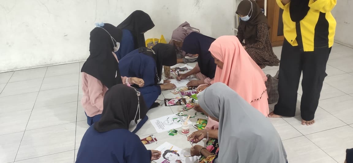 Para siswi mendampingi lansia secara lansgung