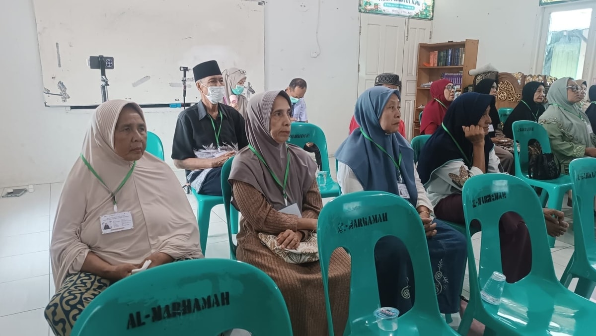 Para lansia fokus mendengarkan edukasi yang diberikan