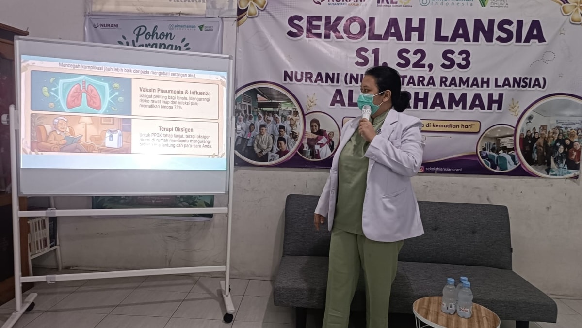 Peyampaian Materi oleh oleh dr. Nila Kartika Ratna, Sp. P, FISR, Dokter Spesialis Paru RSUD dr. H. Jusuf SK.