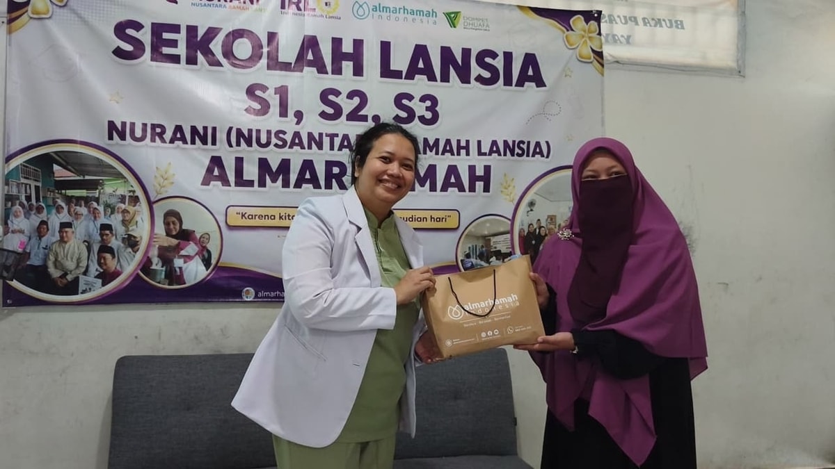 penyerahan bingkisan dari Almarhamah dan Sekolah Lansia NURANI