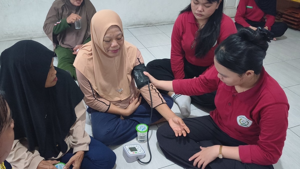 Pemeriksaan Kesehatan oleh mahasiswi politeknik kaltara