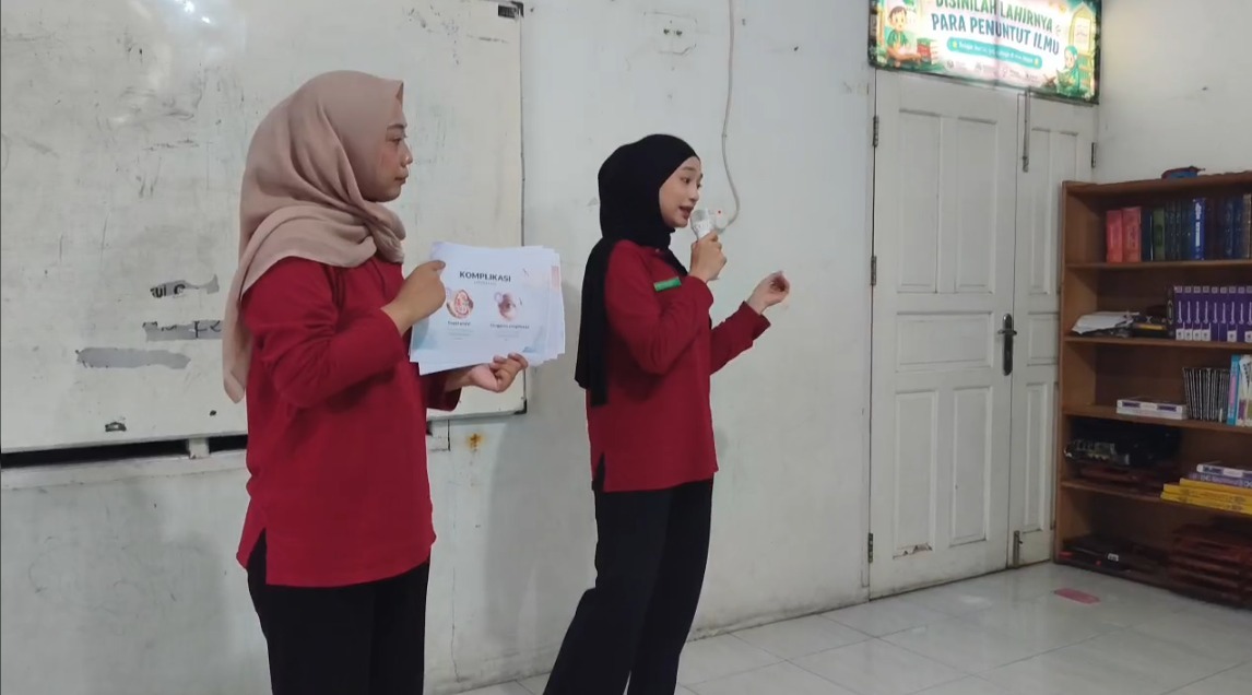 Mahasiswi memberikan materi hipertensi