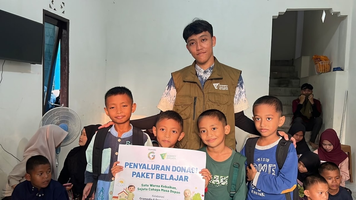 Penyerahan paket simbolis untuk anak yatim dan dhuafa