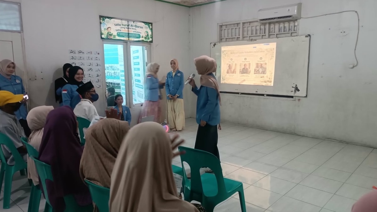 Mahasiswi memberikan penjelasan terkait penyakit almaizer