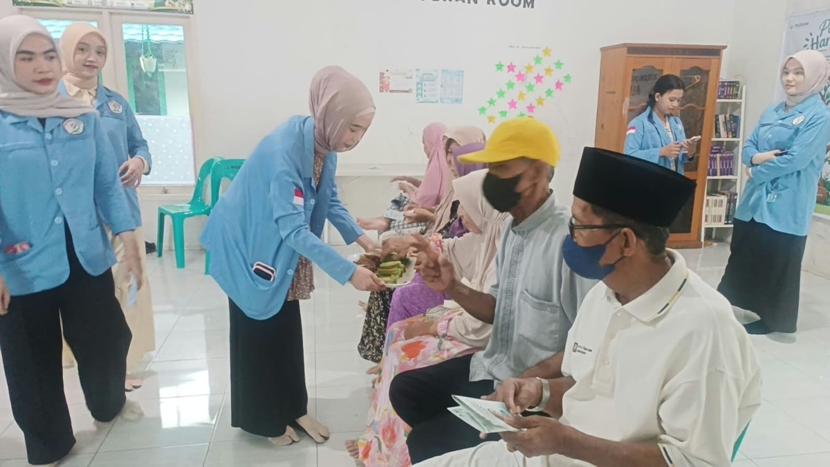 Pembagian kue untuk oleh oleh pulang