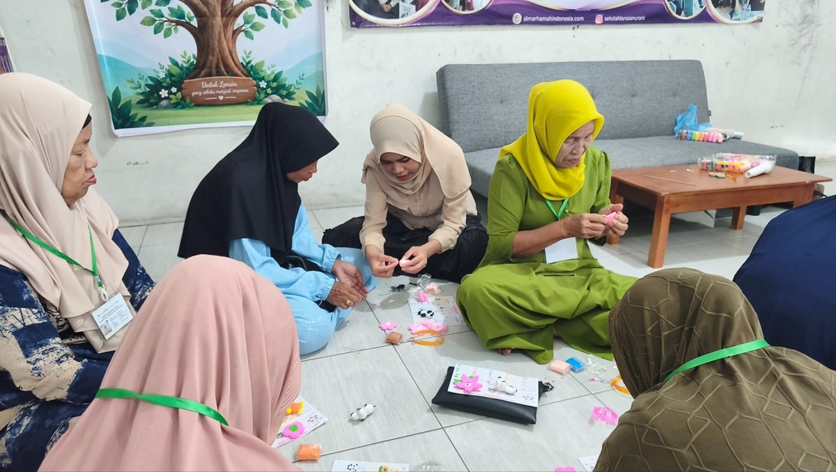 Kak Dewi mendampingi langsung para lansia daalm membuat karya