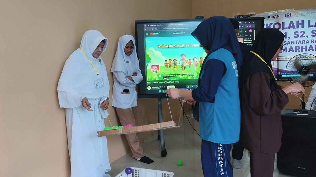 Siswi SMK Kesehatn ikut bermain games bola bersama