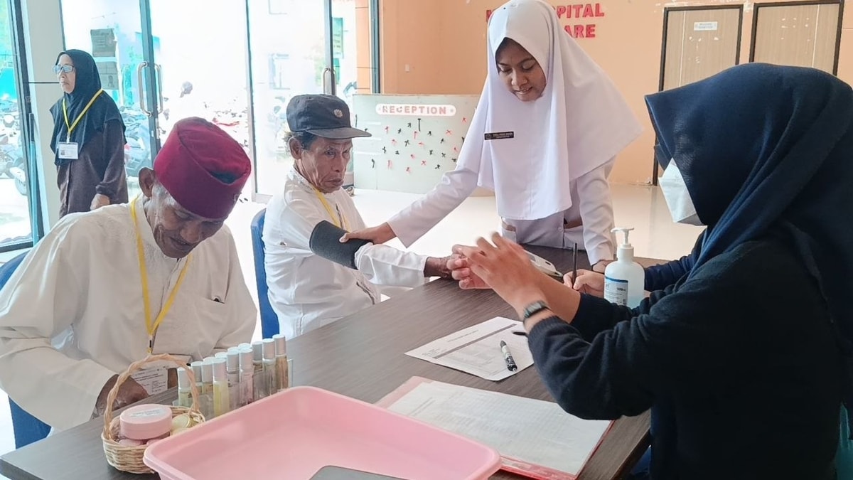 Para Siswi SMK Kesehatan Kaltara memeriksa tekanan darah peserta sekolah lansia