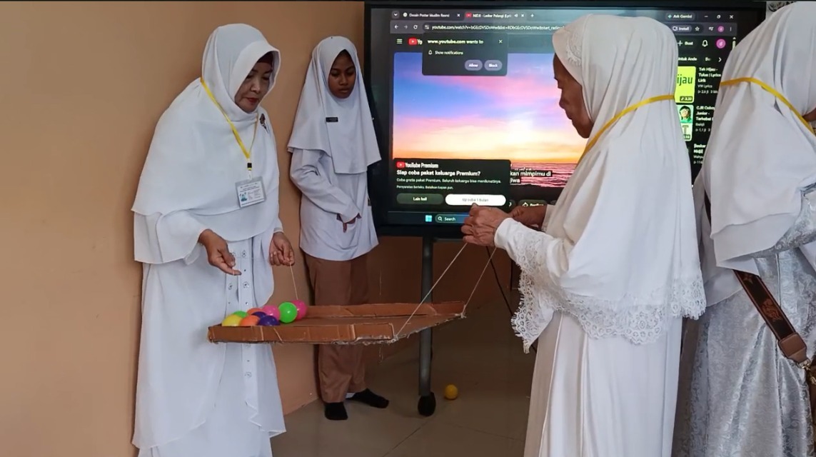 Peserta sekolah lansia bermain games bola bersama sama