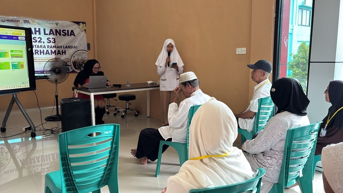 Disambut oleh Siswi SMK Kesehatan Kaltara