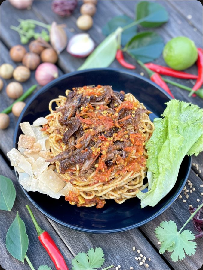 Mie dengan suwiran bebek dan sambal bawang merah menyala