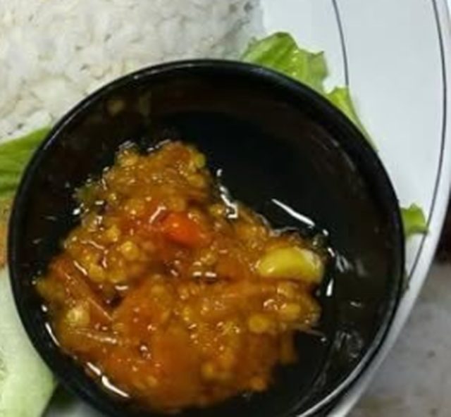 Semangkuk sambal segar berminyak di sebelah nasi