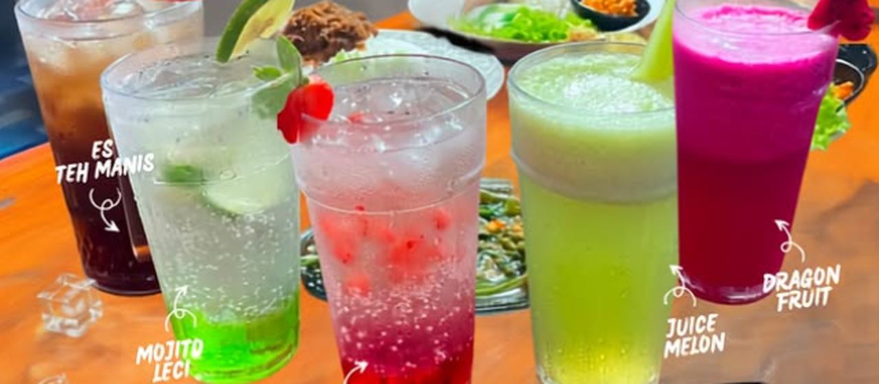 Deretan minuman segar: es teh manis, mojito leci, mojito strawberry, jus melon, dan dragon fruit