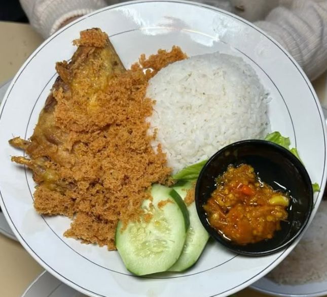 Nasi bebek goreng dengan kremes dan sambal
