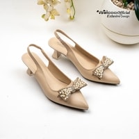 Sepatu wanita model slingback heels Walcoo Stacey dengan aksen pita mutiara elegan, tersedia dalam warna hitam, krem, dan maroon, hak 5 cm, desain pointed toe, cocok untuk pesta dan acara formal