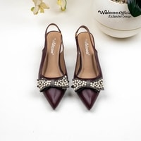 Sepatu wanita model slingback heels Walcoo Stacey dengan aksen pita mutiara elegan, tersedia dalam warna hitam, krem, dan maroon, hak 5 cm, desain pointed toe, cocok untuk pesta dan acara formal