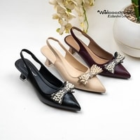Sepatu wanita model slingback heels Walcoo Stacey dengan aksen pita mutiara elegan, tersedia dalam warna hitam, krem, dan maroon, hak 5 cm, desain pointed toe, cocok untuk pesta dan acara formal