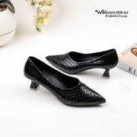Sepatu heels wanita Walcoo Algonero model closed-toe motif laser-cut warna hitam, cream, dan maroon dengan hak pendek elegan