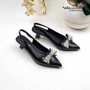 Sepatu wanita model slingback heels Walcoo Stacey dengan aksen pita mutiara elegan, tersedia dalam warna hitam, krem, dan maroon, hak 5 cm, desain pointed toe, cocok untuk pesta dan acara formal