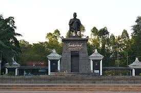 Patung Soekarno Membaca di Plasa Manahan